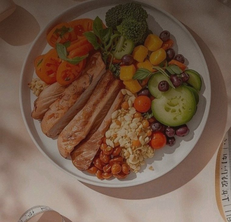 Prato equilibrado e colorido montado por nutricionista