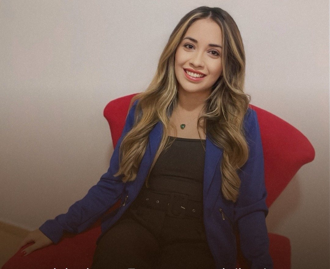 Tatiane Mendonça sorrindo, em atendimento
